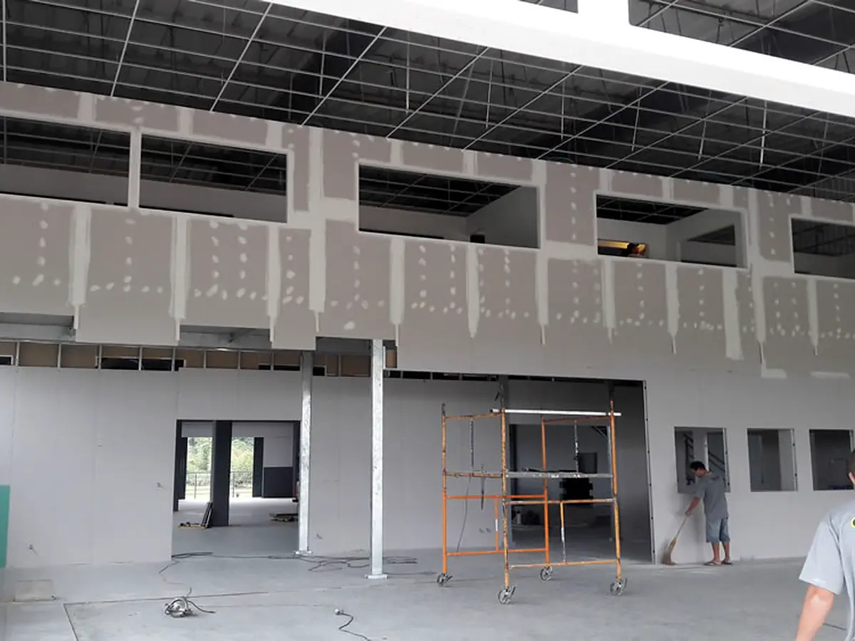 Profissional da Siplac durante execução de sistema drywall
