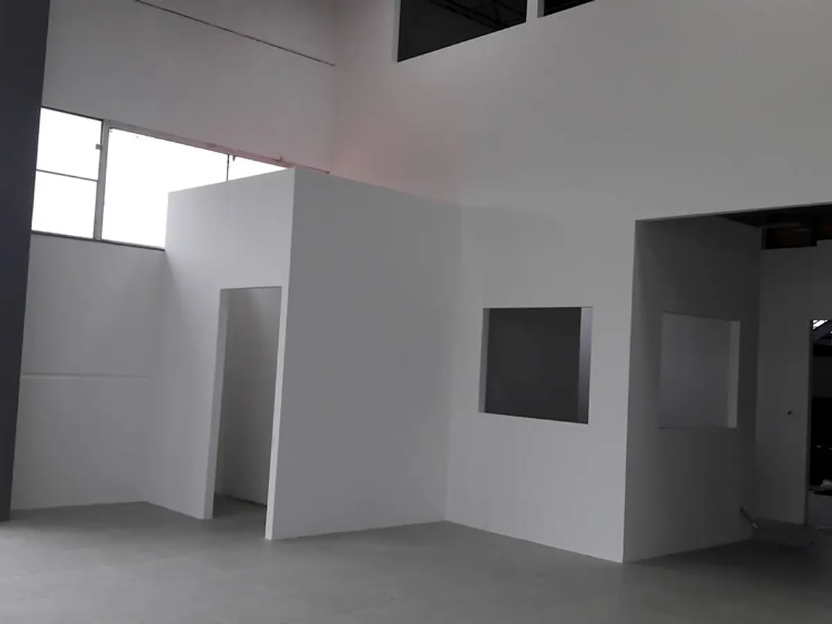 Execução de divisória em drywall realizada pela Siplac