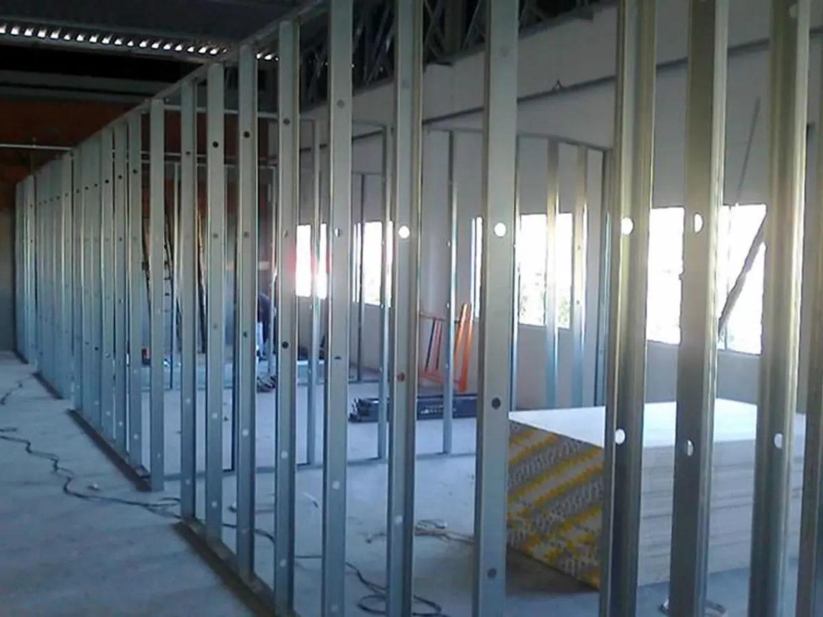 Estrutura metálica de divisória em drywall durante a instalação