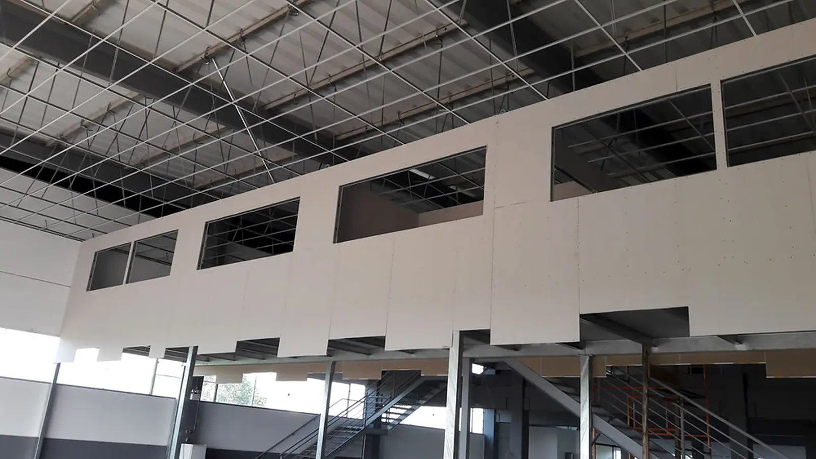 Ambiente empresarial com divisórias em drywall executadas pela Siplac
