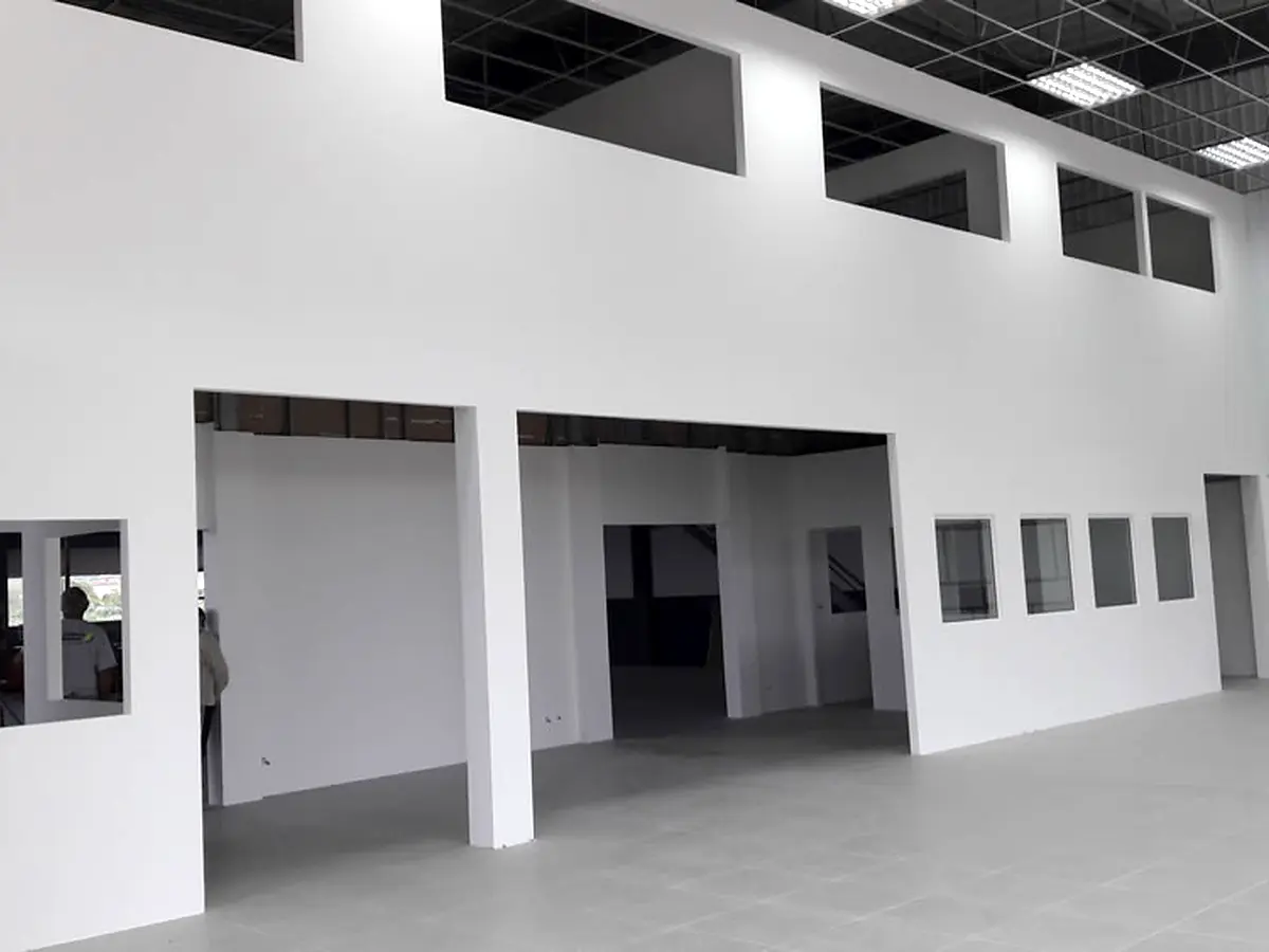 Estrutura de divisória em drywall em ambiente comercial