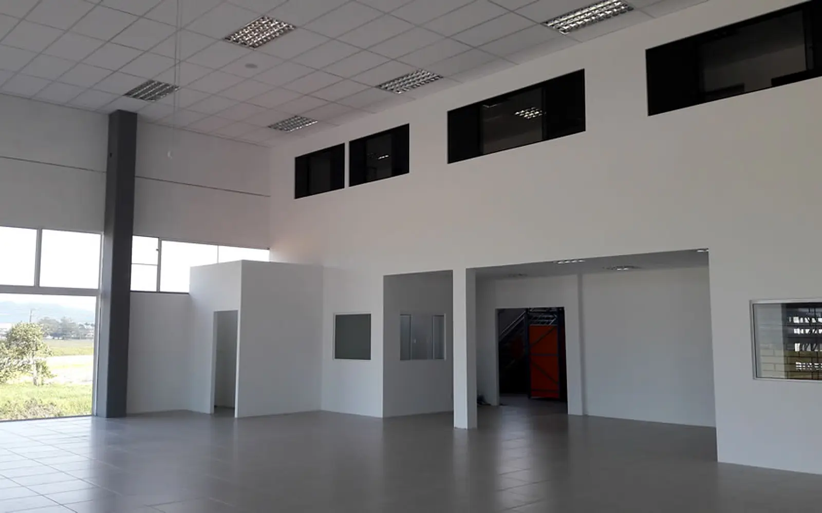 Divisórias em drywall instaladas pela Siplac em ambiente empresarial